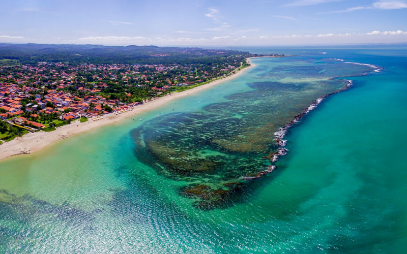 Vista aérea da Ilha de Itaparica com mar verde