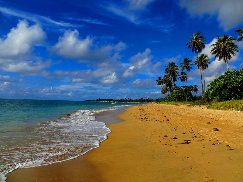 Praia na Ilha de Itaparica com extensa faixa de areia