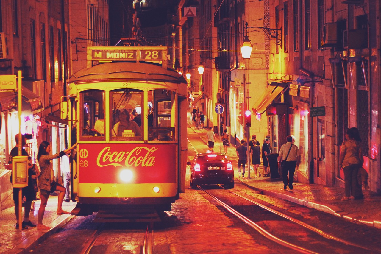 Trem Elétrico na rua de Lisboa a noite, Portugal