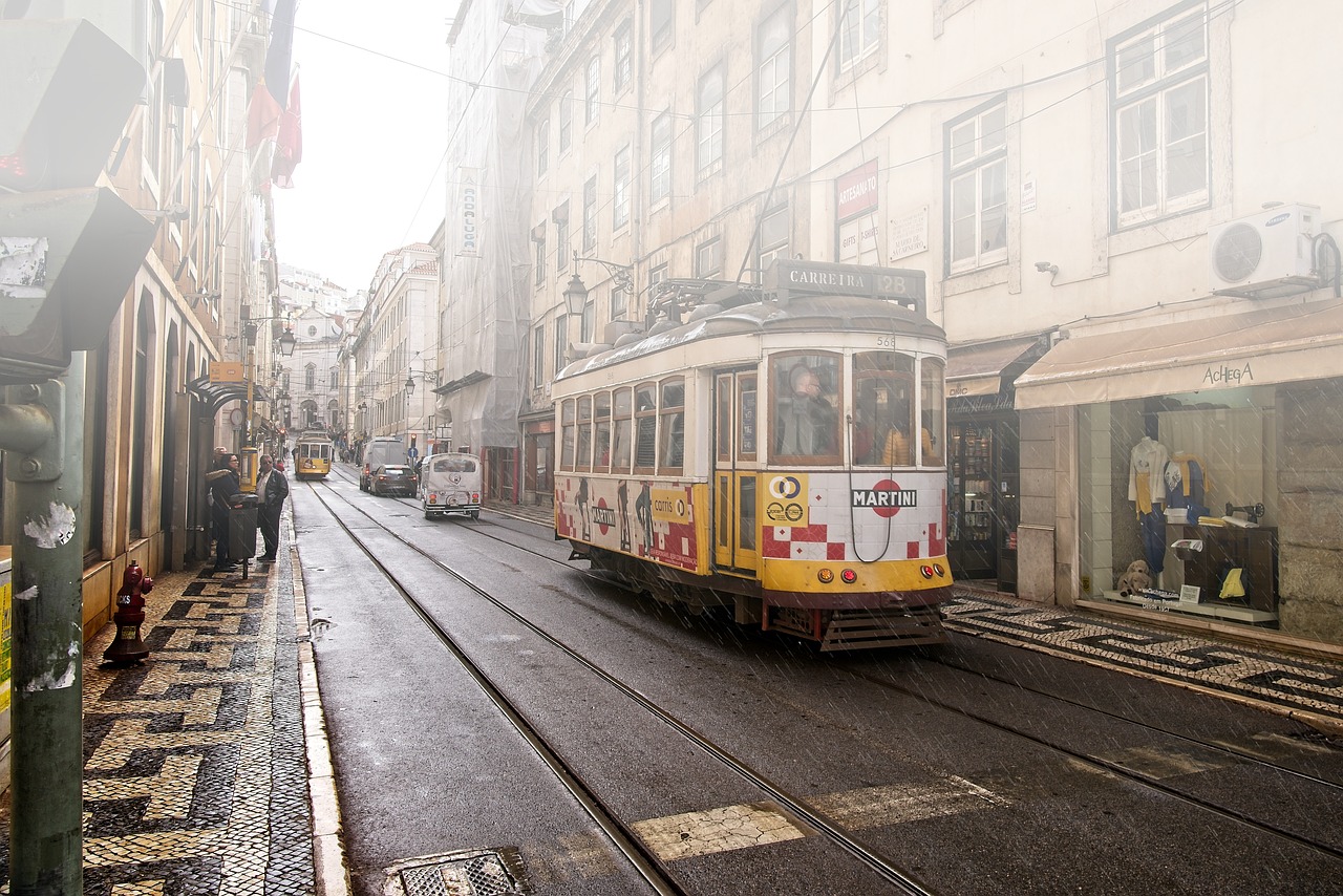 Elétrico 28 nas ruas de Lisboa, durante o inverno e com chuva.