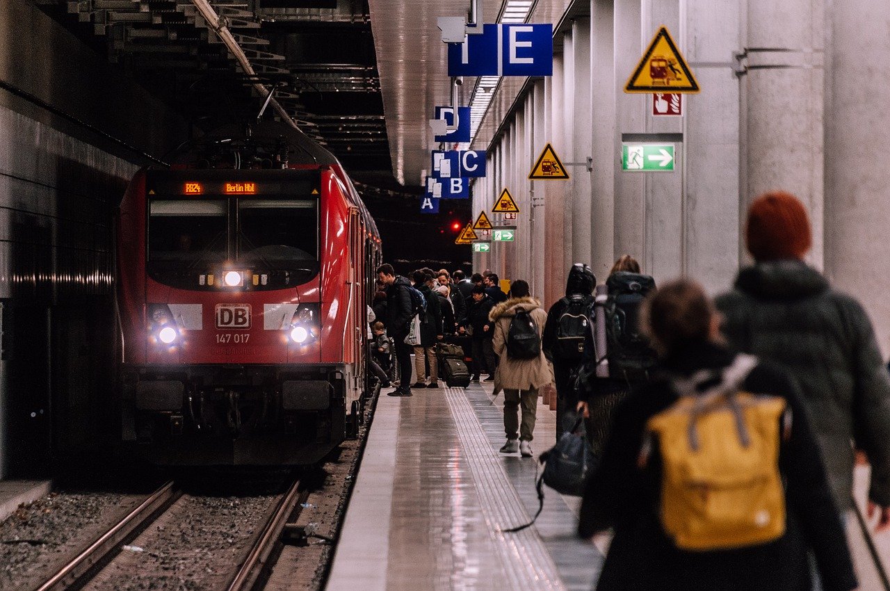 Trem parado em uma estação de Lisboa