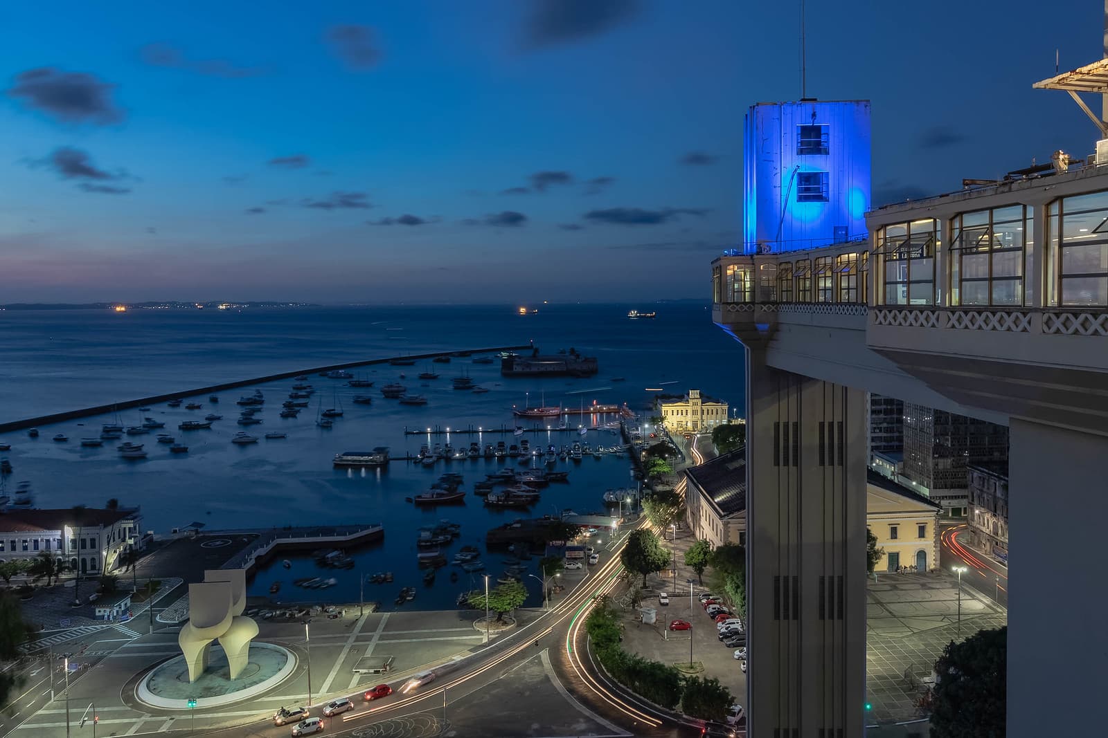 Anoitecer nublado em frente ao Elevador Lacerda em Salvador