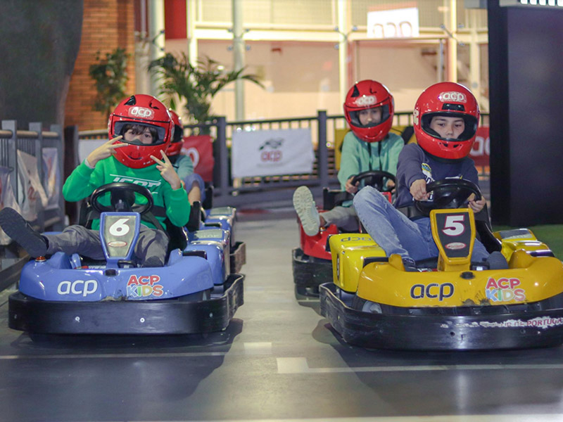 Crianças em carros de corrida no Kidzania, Lisboa, Portugal