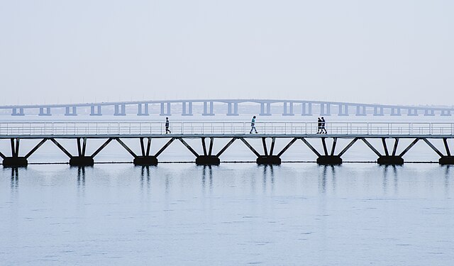 Ponte de pedestres no Parque das Nações com a Ponte Vasco da Gama no fundo - Lisboa, Portugal