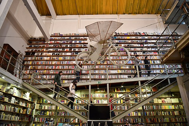 Livraria dentro do LX Factory, Lisboa, Portugal