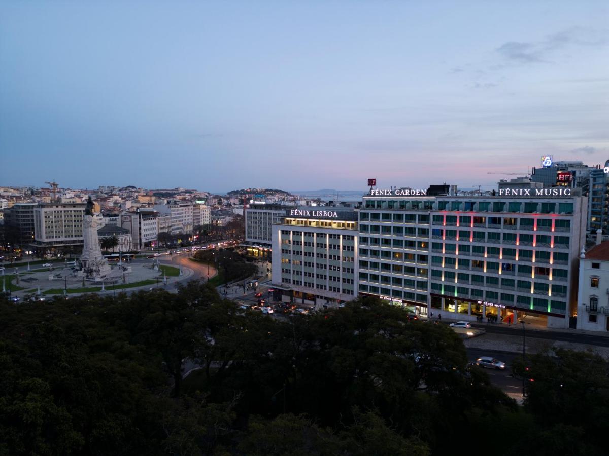 Vista de cima do Hotel Fénix Lisboa, mostrando a Praça Marquês de Pombal e algumas árvores. Lisboa, Portugal.