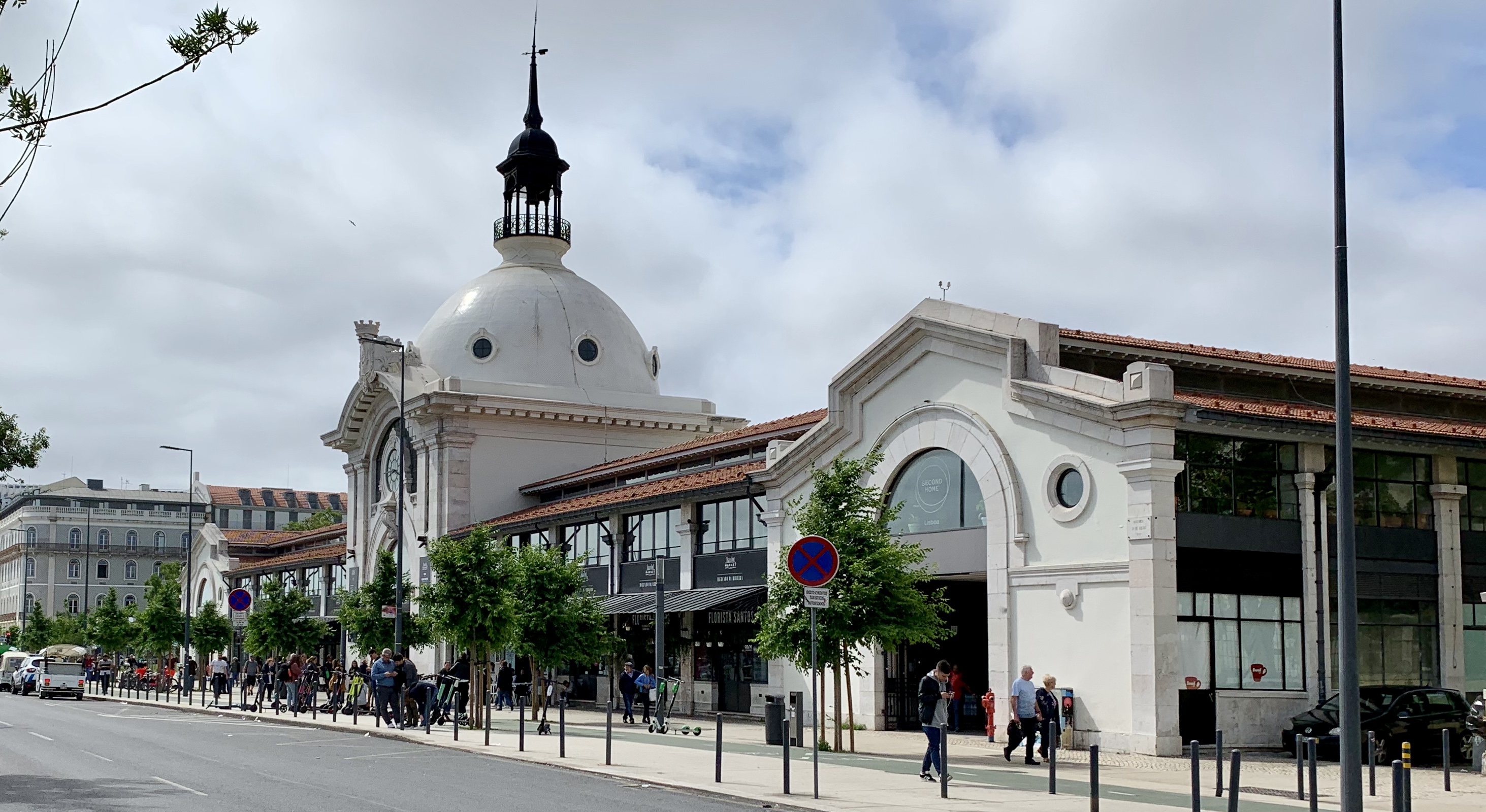 Fachada do Mercado da Ribeira, em Lisboa, Portugal