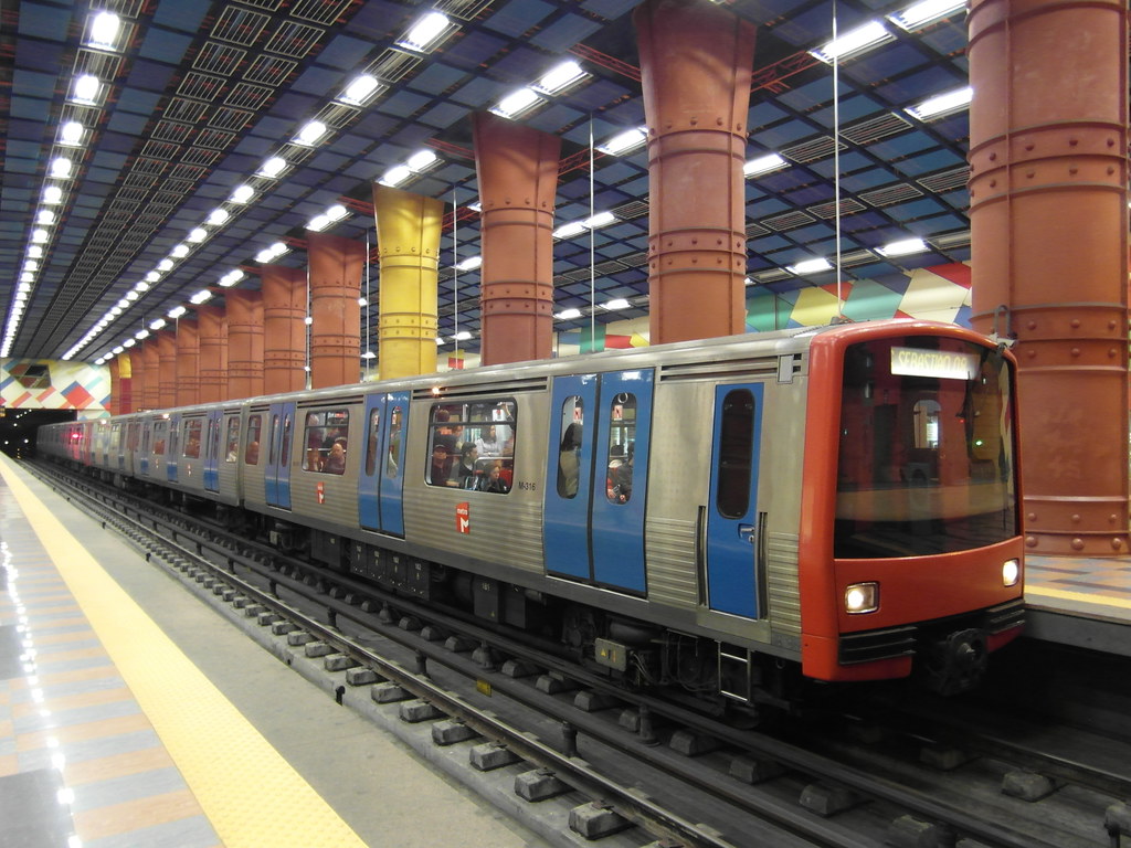 Metrô de Lisboa chegando em uma estação