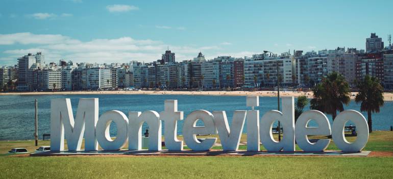 Letreiro de Montevideo com a praia ao fundo