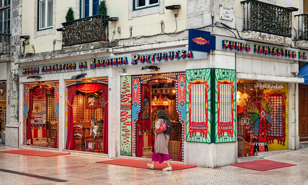 Fachada da loja Mundo Fantástico da Sardinha Portuguesa, em Lisboa, Portugal