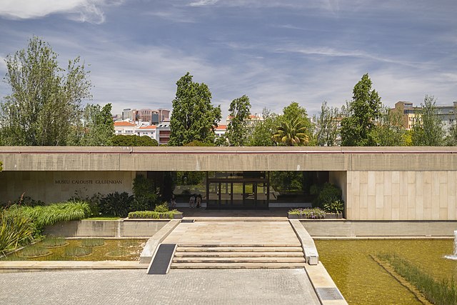 Entrada principal do Museu Calouste Gulbenkian - Lisboa - Portugal