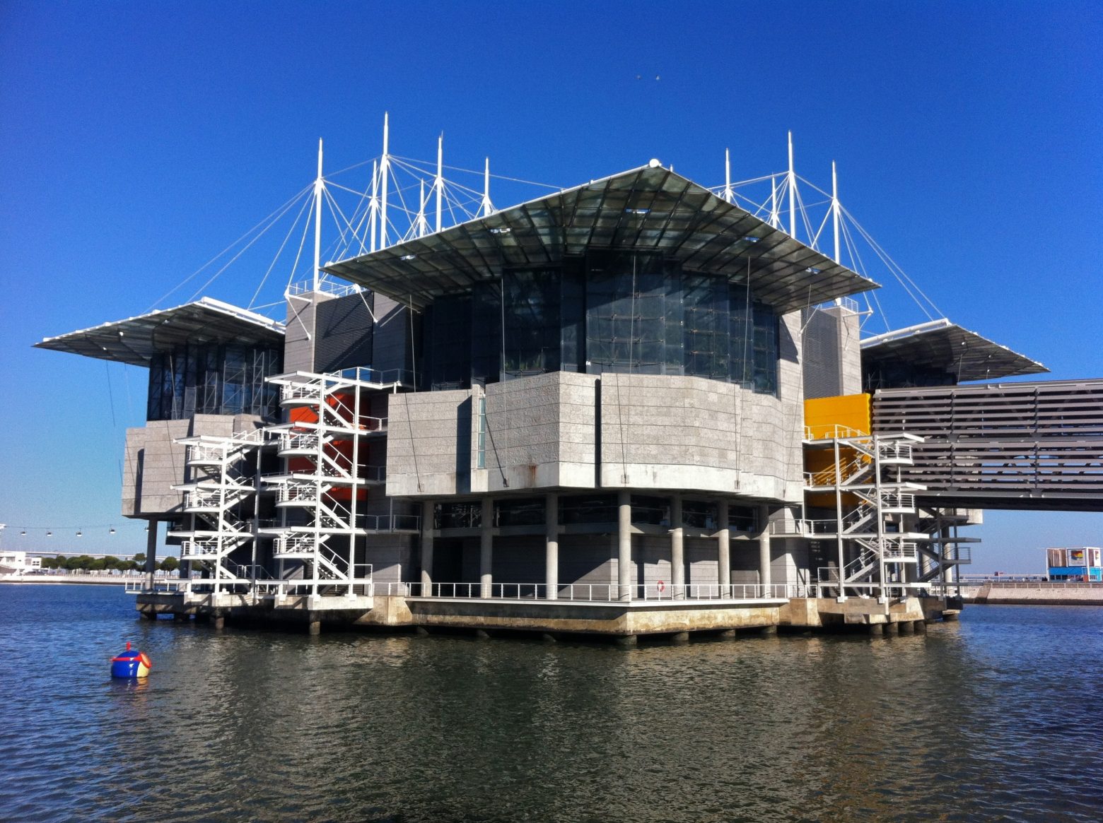 Fachada do Oceanário de Lisboa, no Parque das Nações, Lisboa, Portugal