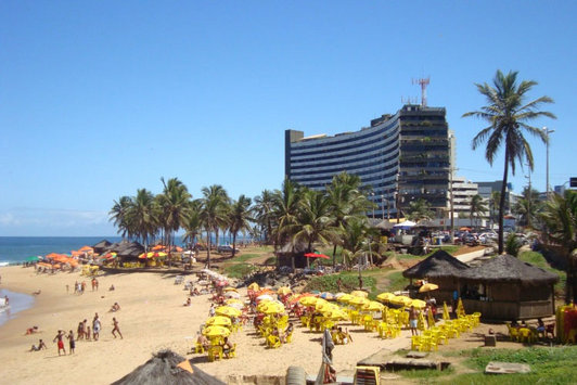 Praia de Ondina com faixa de areia com mesinhas e mar