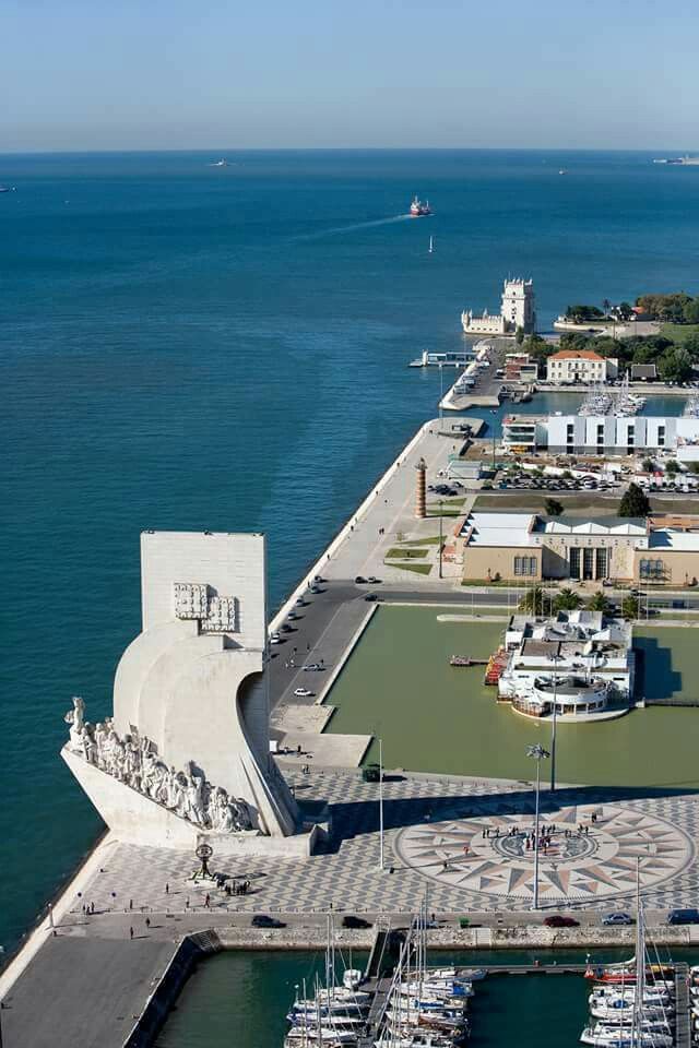 Vista aérea do Padrão dos Descobrimentos, do Tejo e da Torre de Belém, Lisboa - Portugal