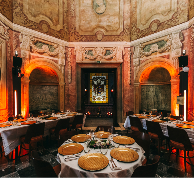 Mesa dentro do restaurante Palácio Chiado, em Lisboa, Portugal