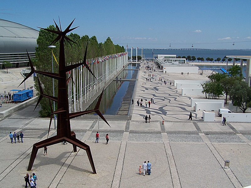 Vista do Parque das Nações e da escultura Homem-Sol, em Lisboa, Portugal