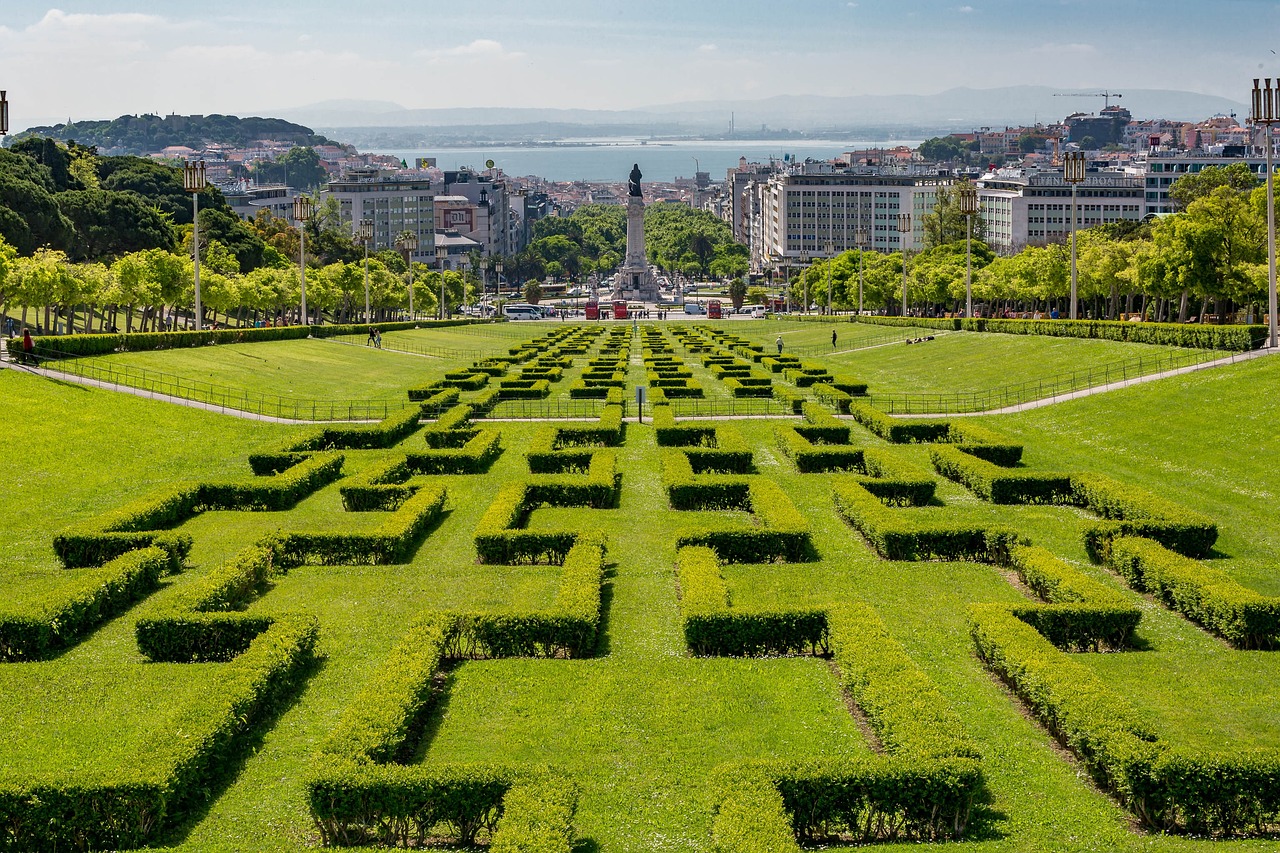 Labirinto do Parque Eduardo VII coma estátua de Marquês de Pombal no fundo - Lisboa - Portugal