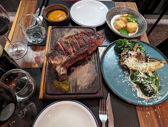 Carne grelhada na tábua acompanhada de legumes e verduras