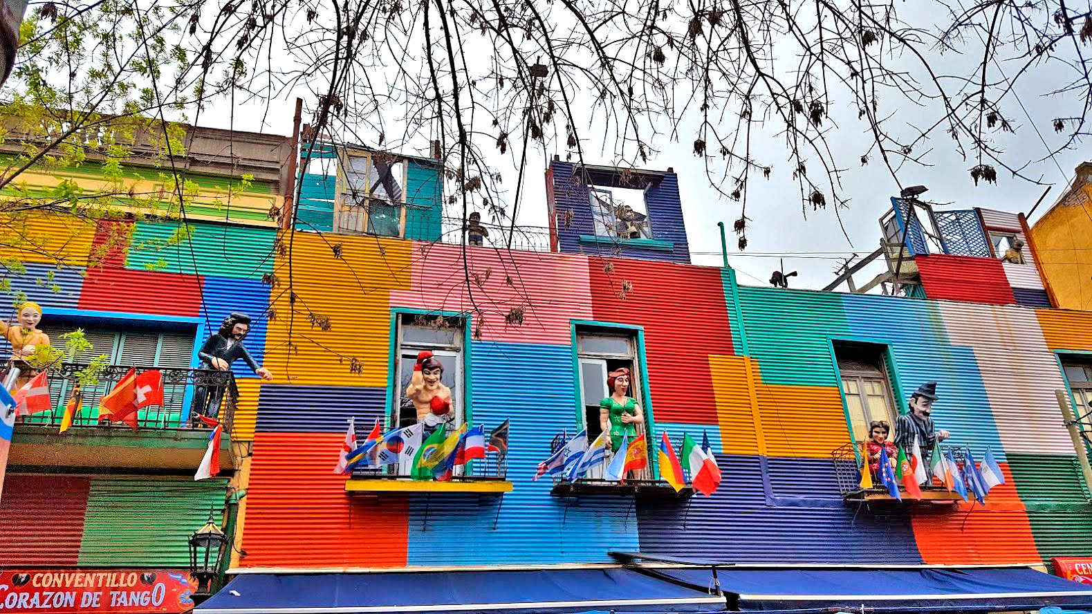 Caminito, paredes coloridas com janelas