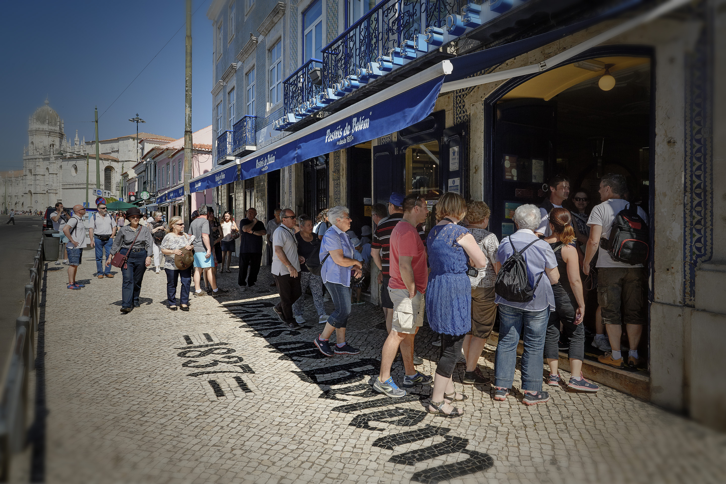 Filas na frente da confeitaria Pastéis de Belém, em Lisboa, Portugal.