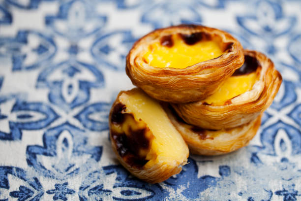 Pastéis de Belém em cima de um fundo com desenhos portugueses azúis.