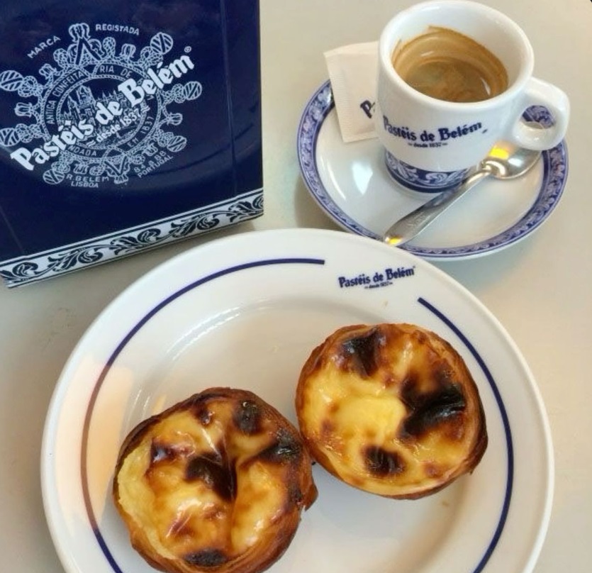 Dois pastéis de Belém, café e embalagem, Lisboa, Portugal