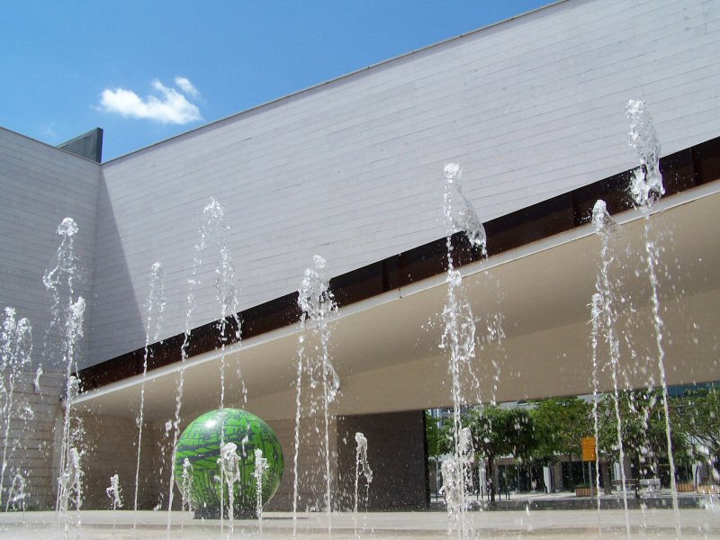 Chafariz na entrada do Pavilhão do Conhecimento, em Lisboa, Portugal