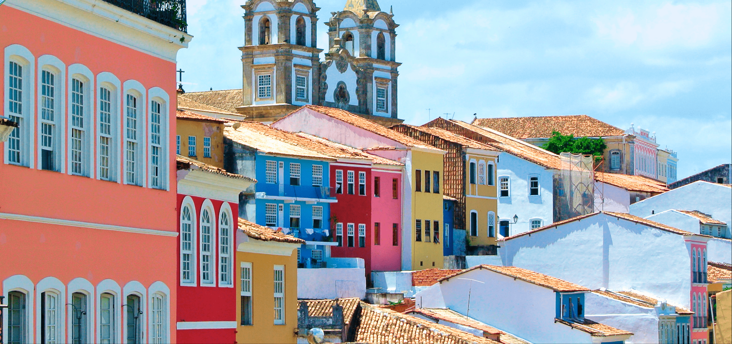 Casas coloridas do Pelourinho em Salvador com fundo da Igreja