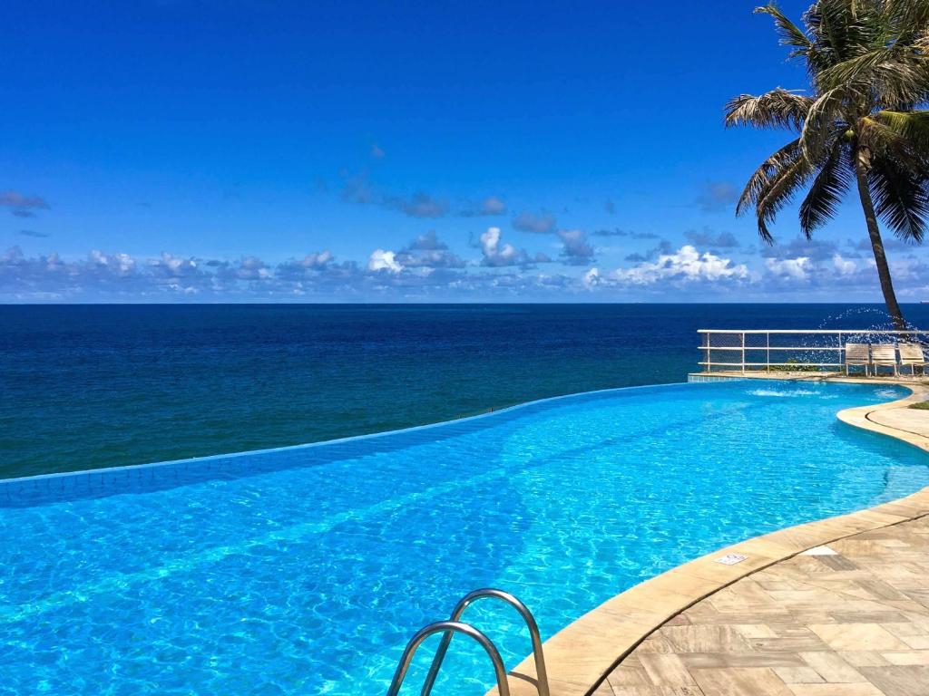 Piscina de borda infinita com vista mar no Mercure Rio Vermelho