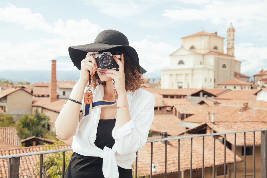 Turista tirando foto em um miradouro. Lisboa - Portugal