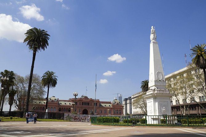 Plaza de Mayo de Buenos Aires, com estátua e árvores