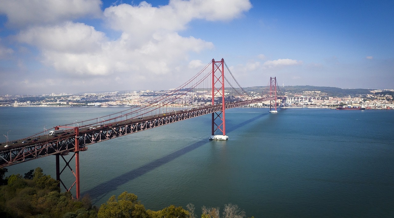 Ponte 25 de Abril e o rio Tejo, Lisboa Portugal