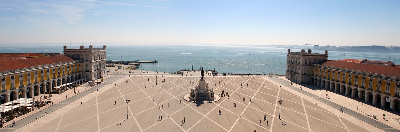 Vista geral e de cima da Praça do Comércio, Lisboa, Portugal