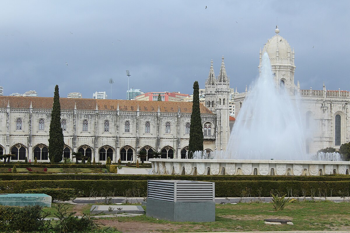 Praça do Império, em frente ao Mosteiro dos Jerônimos, Lisboa, Portugal