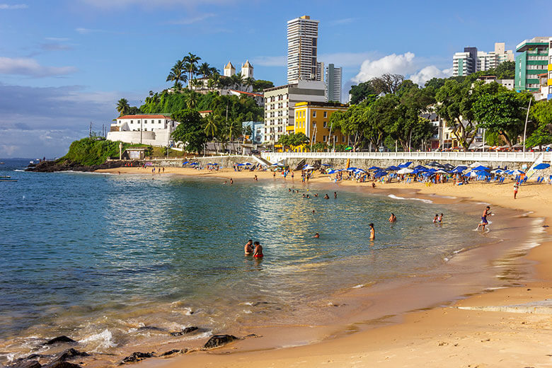 Banhistas na Praia do Porto da Barra em Salvador