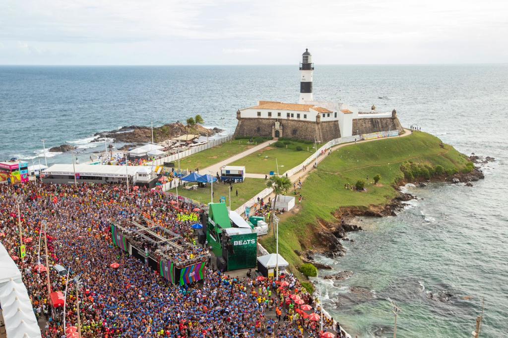 Praia do Forte da Barra durante o carnaval, com muitos foliões