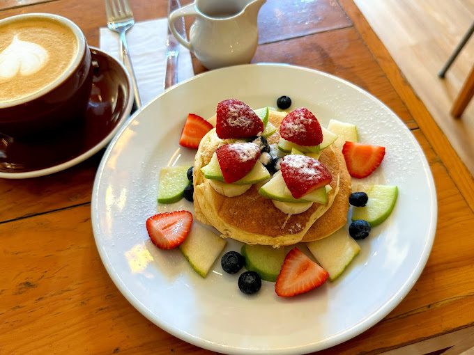 Panqueca com frutas e café