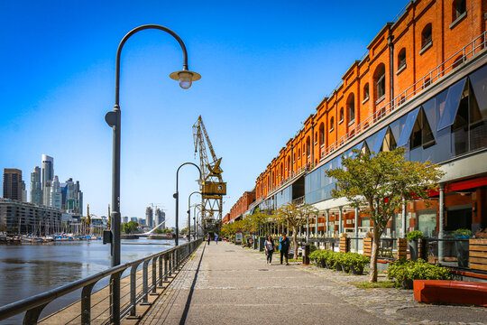 Docas de Puerto Madero durante o dia com vista ao Rio de la Plata