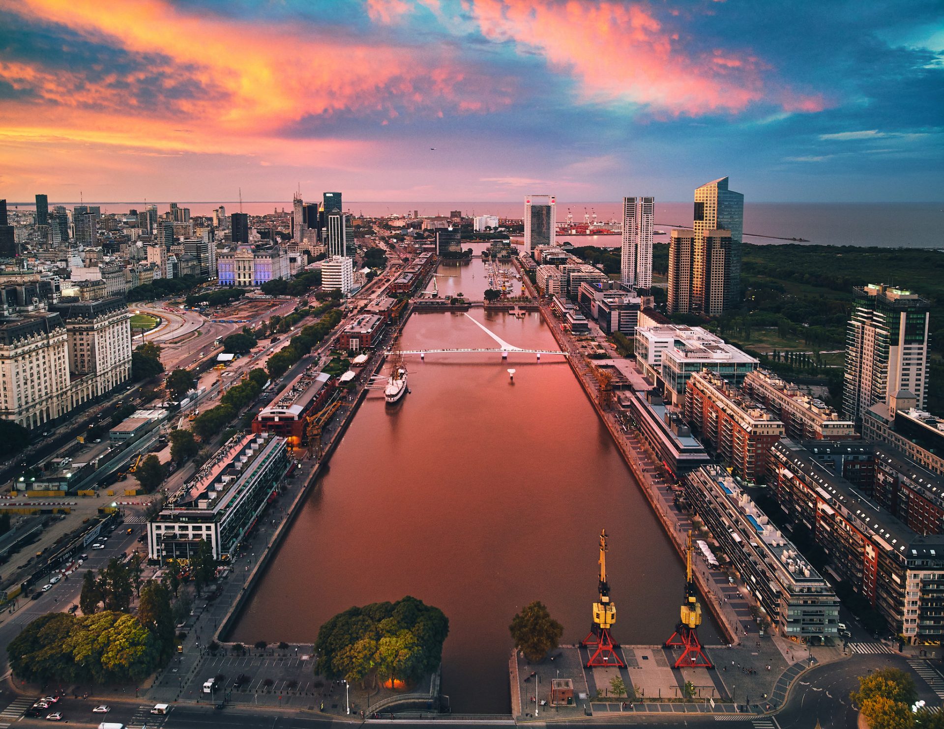 Vista aérea de Puerto Madero, com o rio no centro e Ponte de La Mujer ao fundo