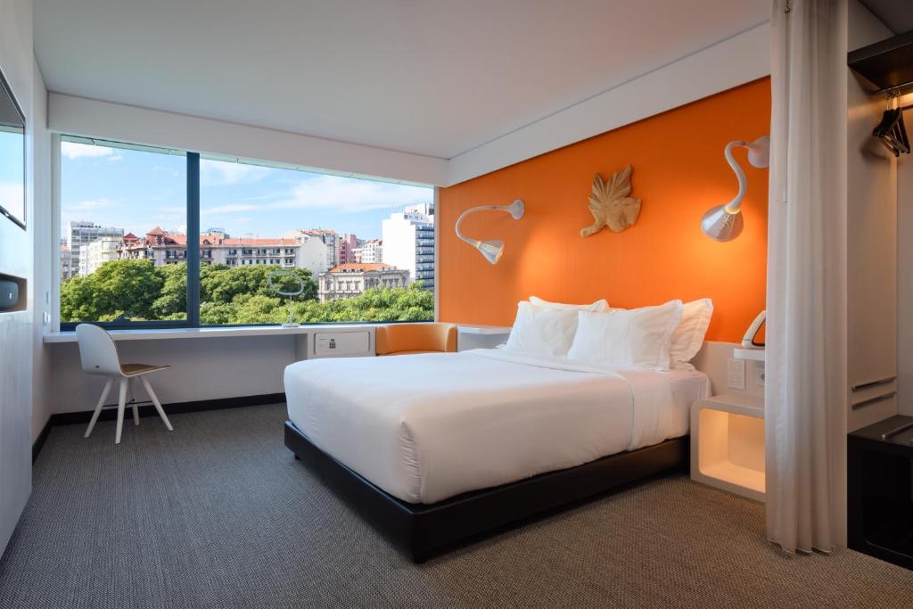 Quarto laranja com duas camas do Evolution Lisboa Hotel - Lisboa - Portugal