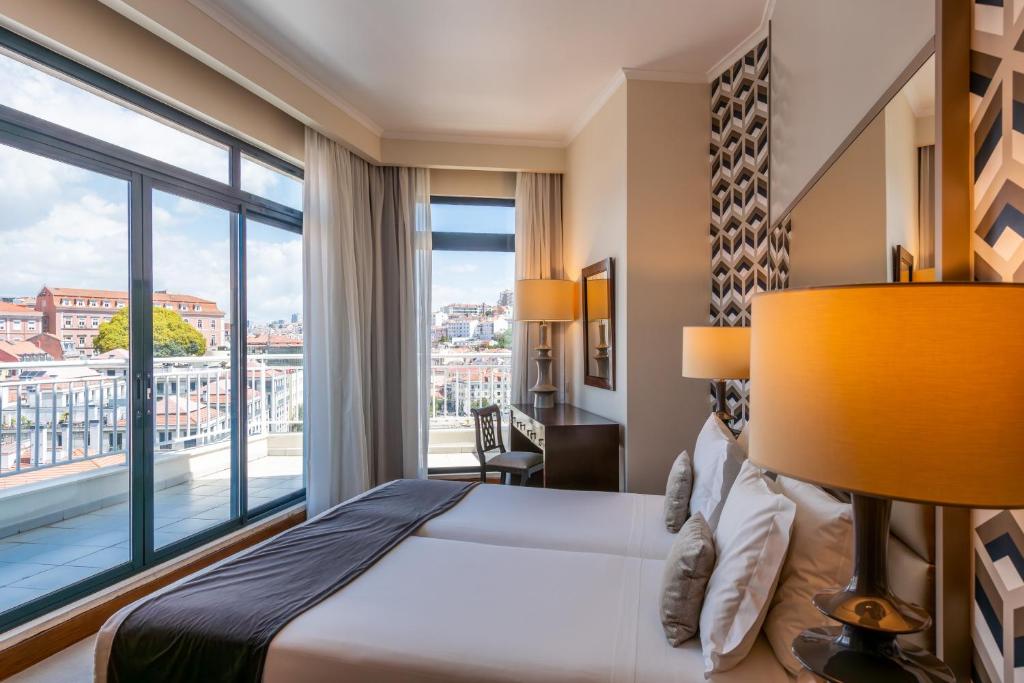 Quarto com vista, cama e luminária do Hotel Mundial - Lisboa - Portugal