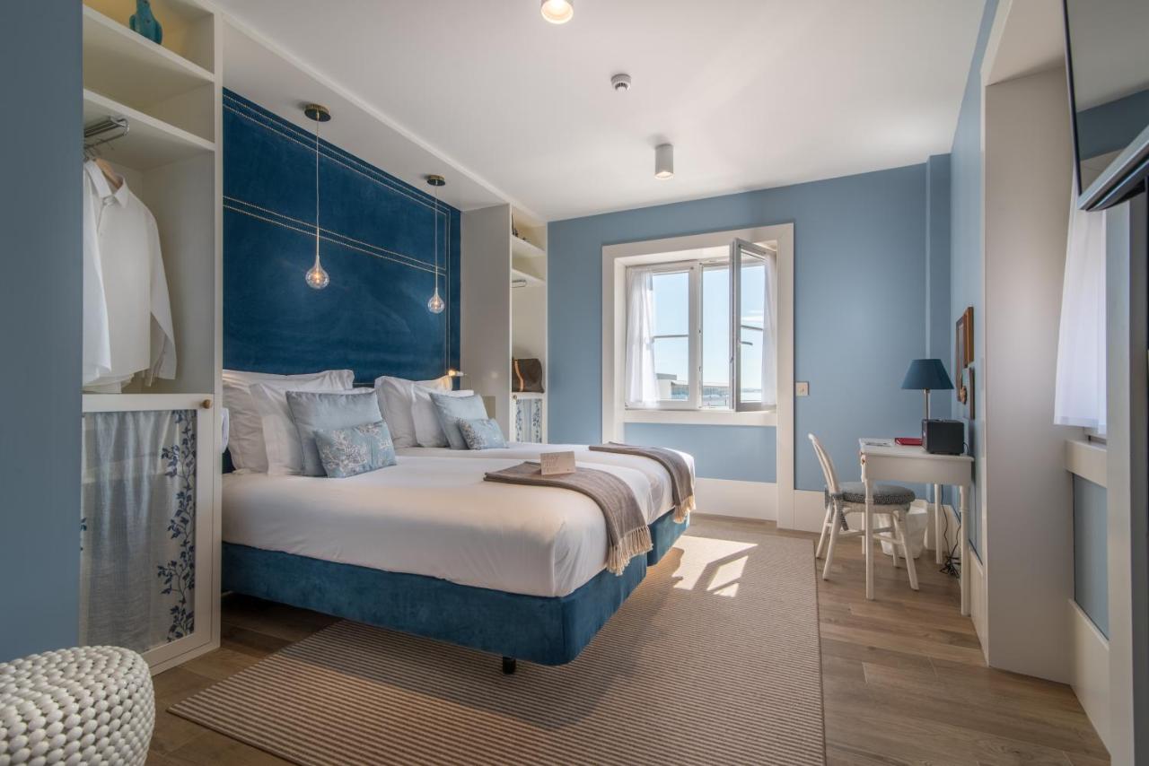 Quarto com cama de casal, escrivaninha e cadeira do Lx Boutique Hotel - Lisboa - Portugal