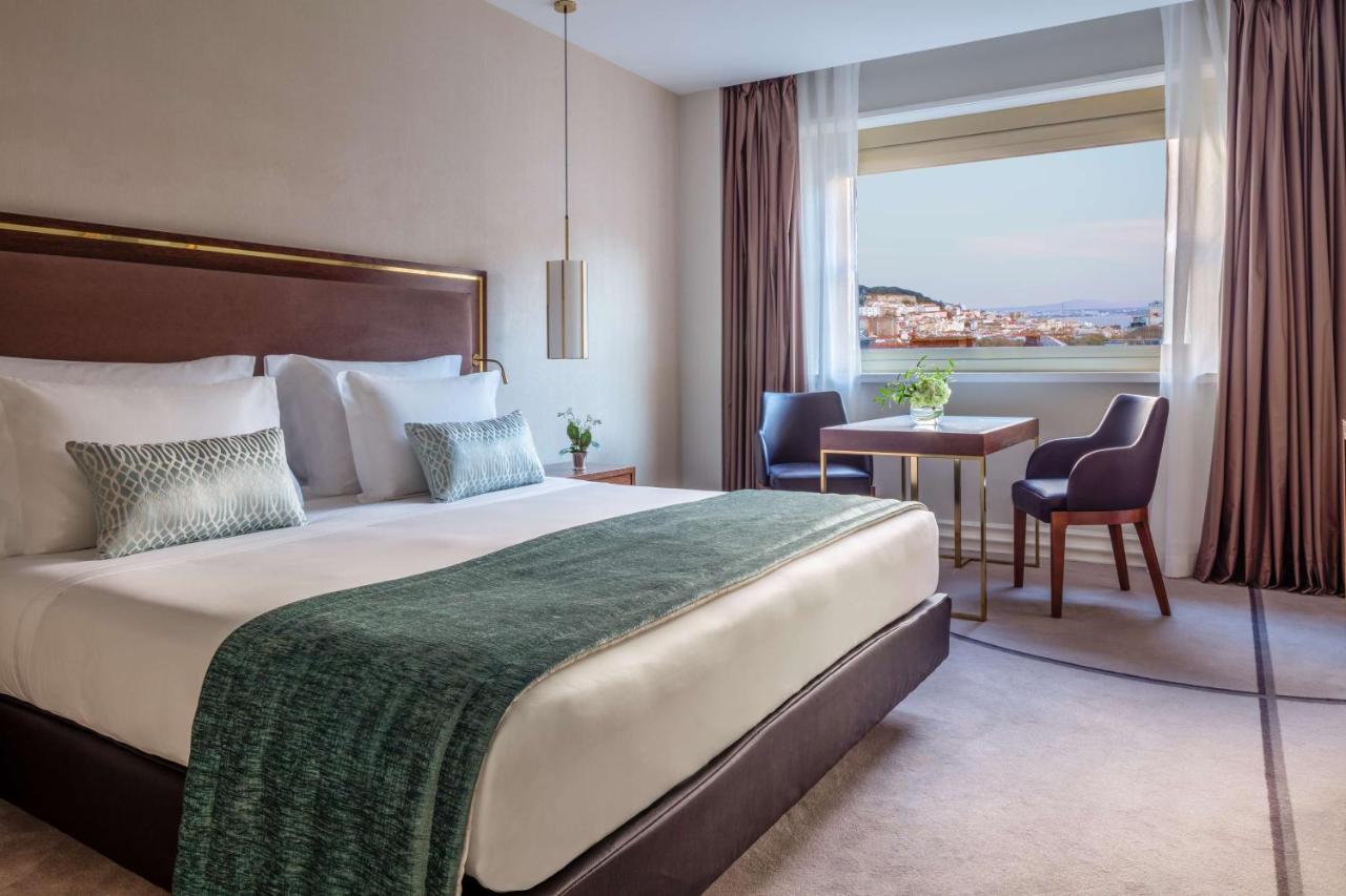 Quarto com cama de casal, mesa e duas cadeiras, do Hotel Tivoli Avenida da Liberdade - Lisboa - Portugal