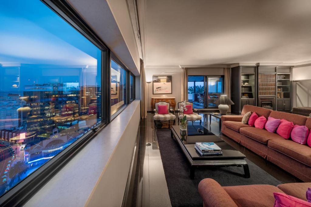 Sala com vista panorâmica, sofás e almofadas. Hotel Dom Pedro Lisboa - Lisboa, Portugal