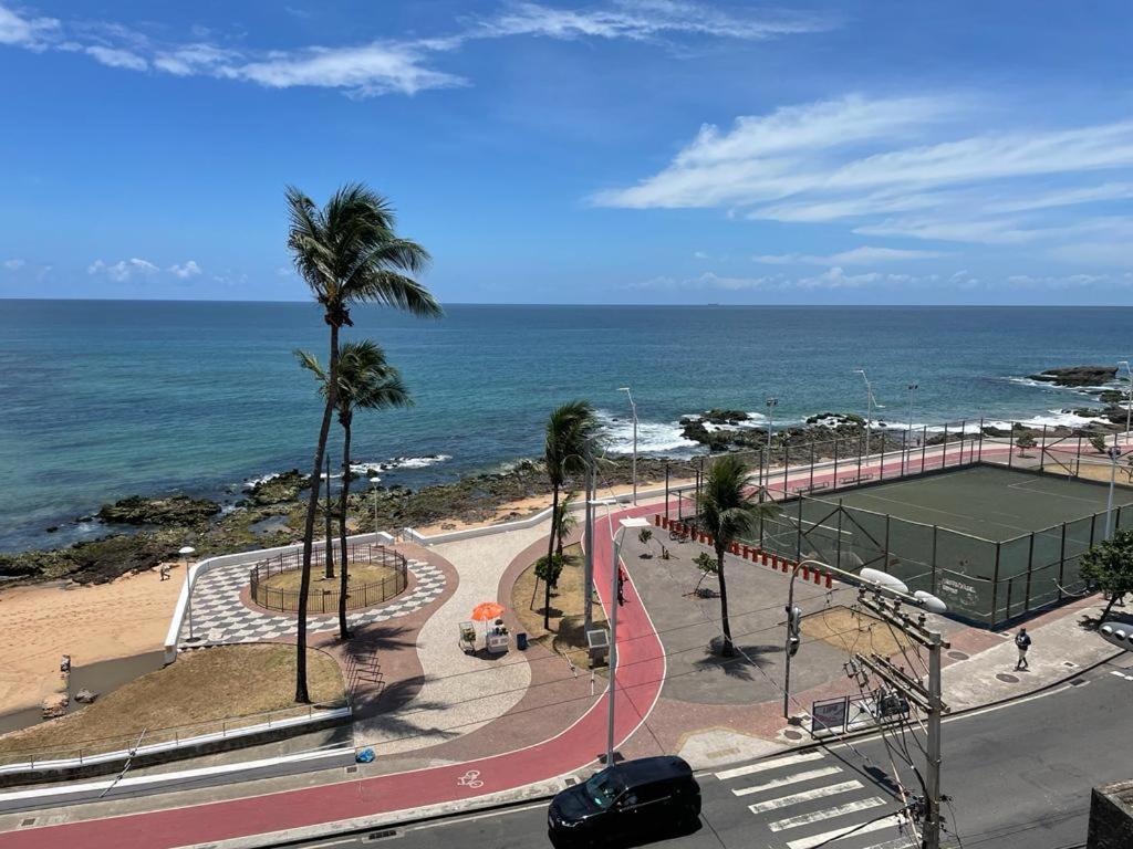 Vista de cima da orla da praia com quadra de futebol beira mar