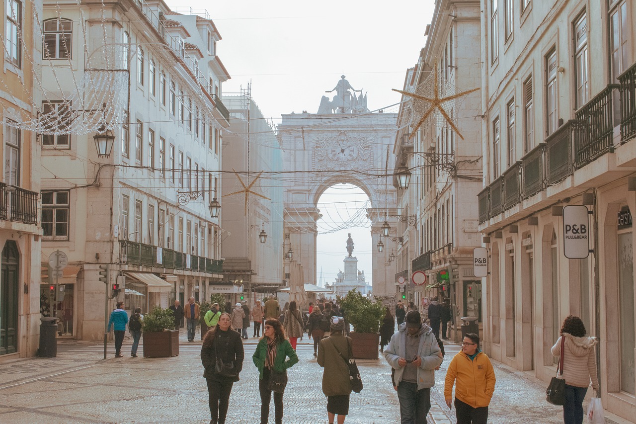 Pessoas andando na Rua Augusta, em Lisboa