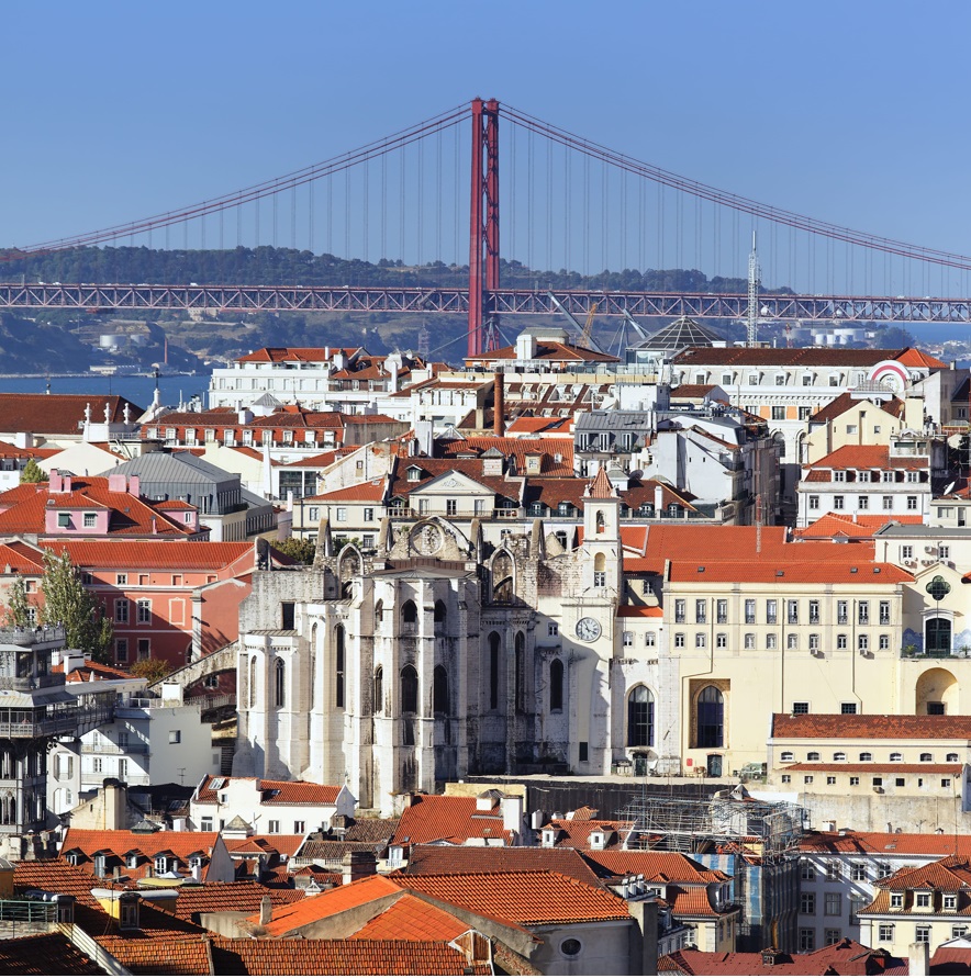 Vista dos telhados, Ruínas do Carmo e Ponte 25 de Abril, em Lisboa, Portugal