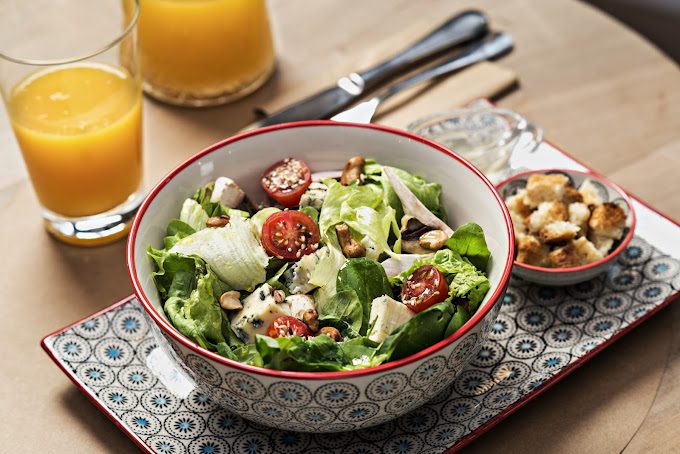 Salada acompanhada de suco de laranja