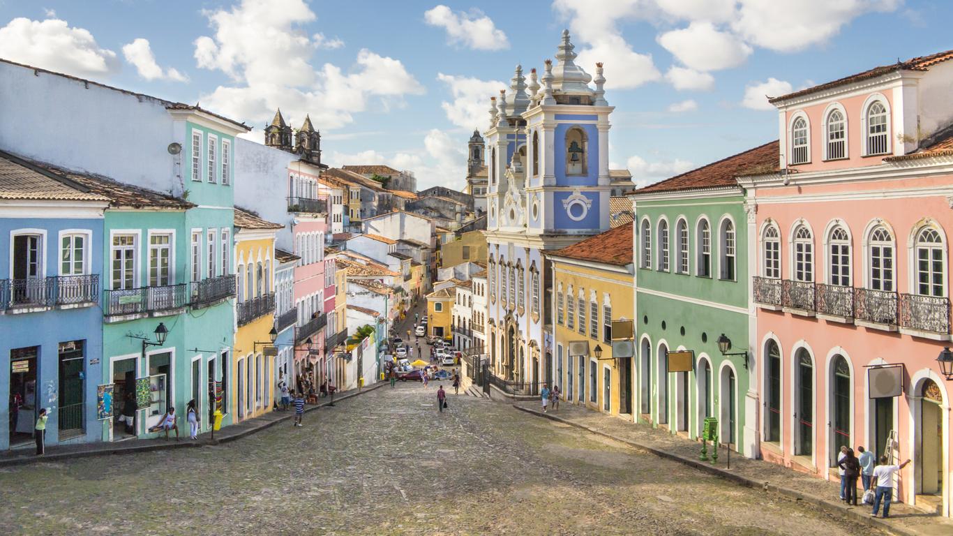 Foto da ladeira do Pelourinho com casas coloridas no centro histórico de Salvador