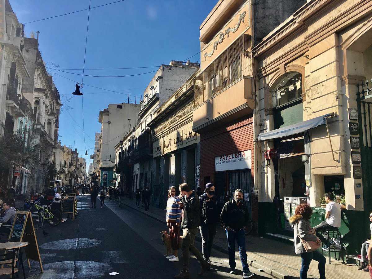 Vista da rua de San Telmo com artistas de rua